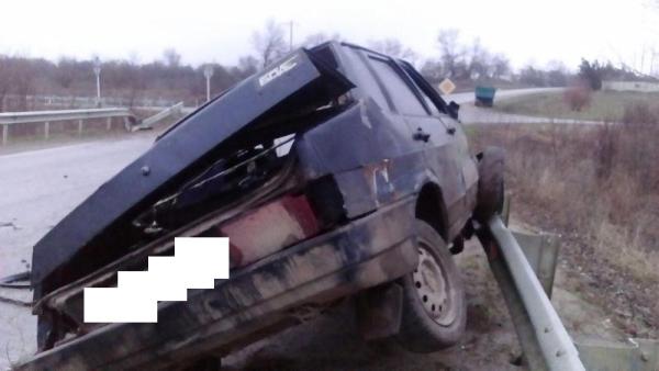 На Ставрополье автомобиль ВАЗ-21099 повис на отбойнике